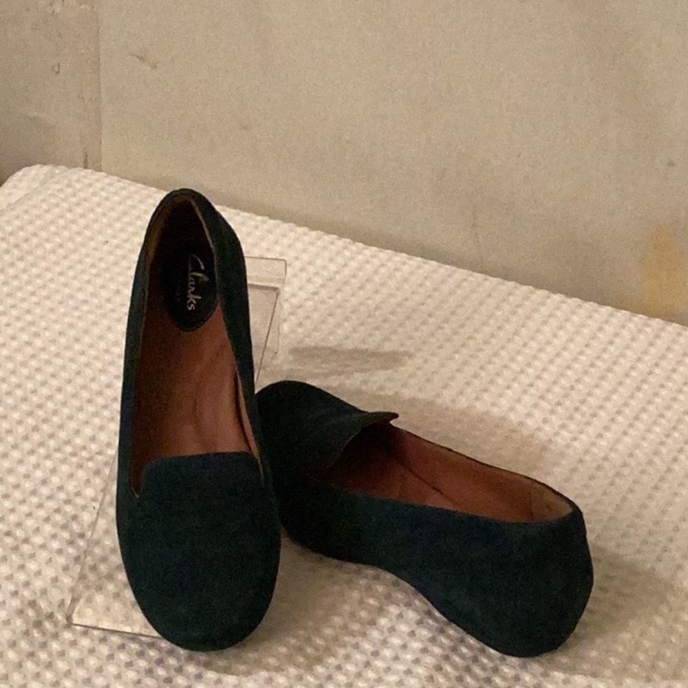 Clark’s Artisan dark blue suede round toe slip on flats size # 7 M.